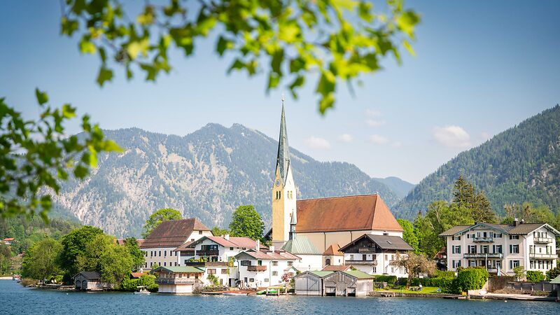 Vom Malerwinkel aus eröffnet sich ein traumhafter Blick auf die Pfarrkirche St. Laurentius und die umliegende Bergwelt.