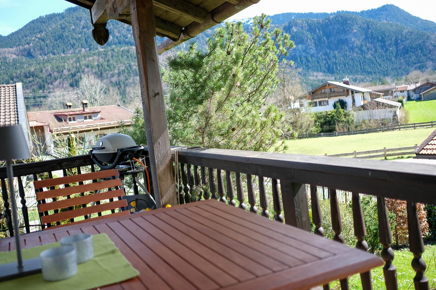 Blick vom Balkon der Ferienwohnung Rebensburg auf die Berglandschaft