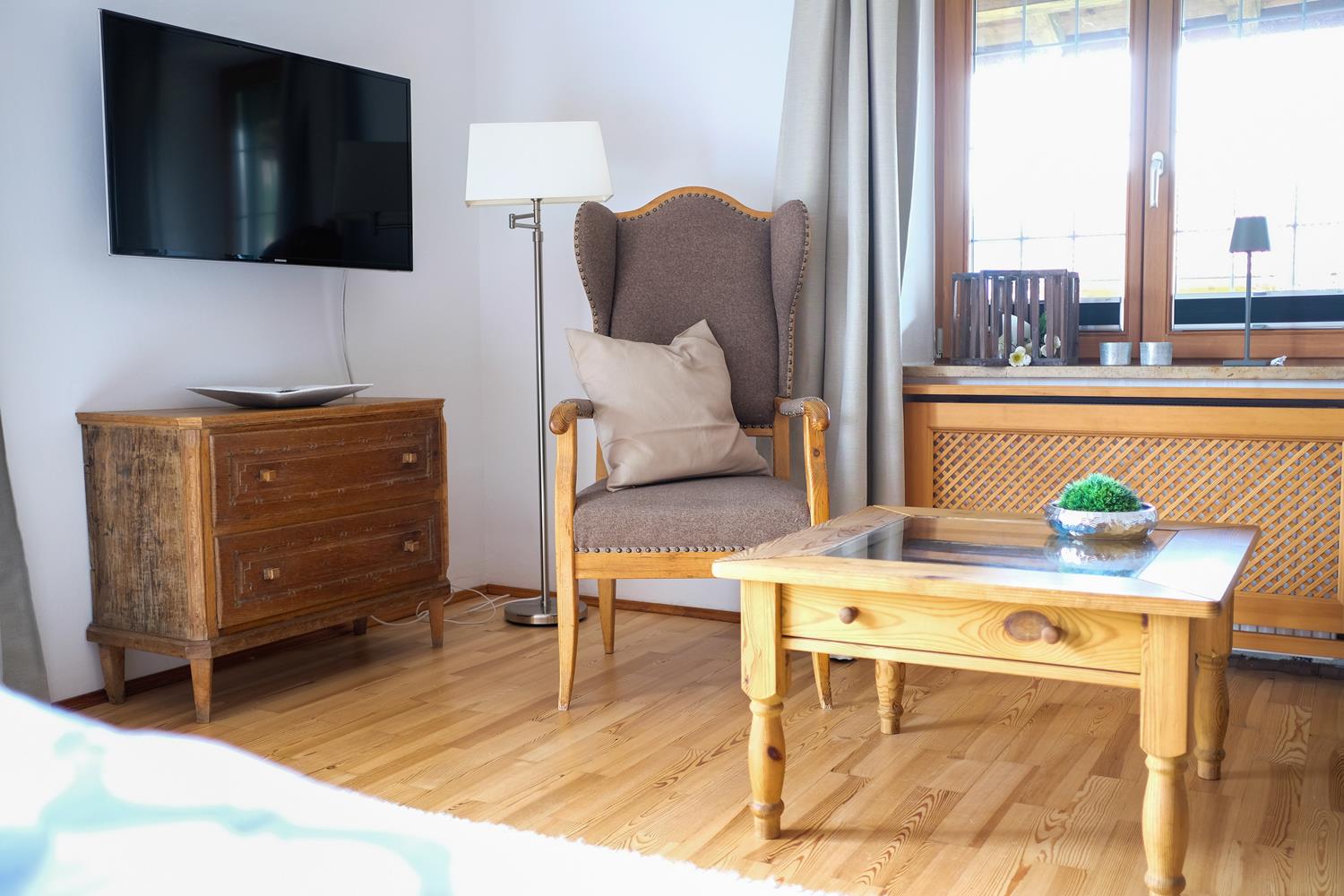 Wohnbereich mit Couch in der Ferienwohnung Rebensburg in Kreuth